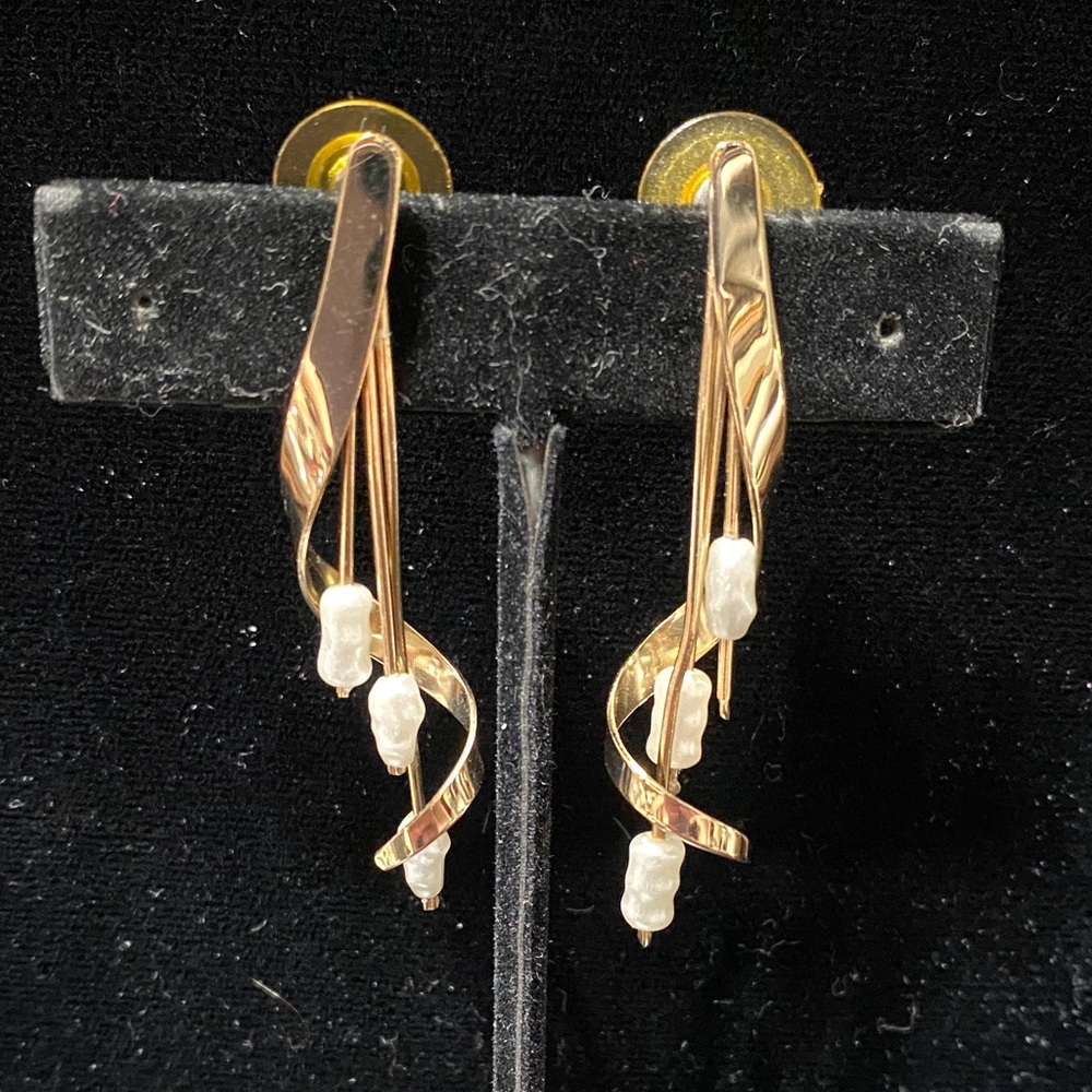 Elegant vintage Gold and Pearl Earrings